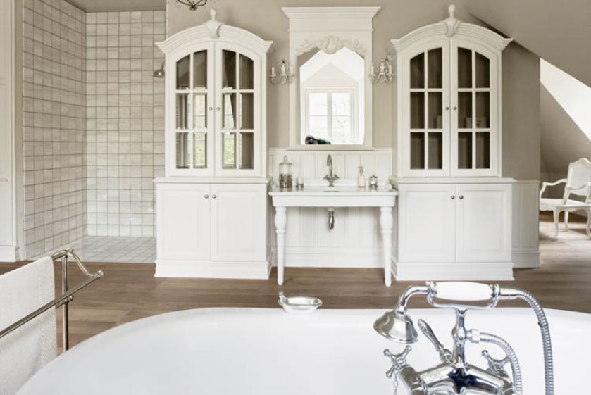 Bretońska architektura przeniesiona do Puszczy Kampinoskiej.