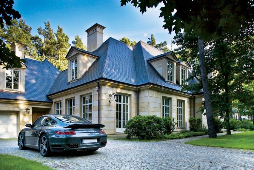 Bretońska architektura przeniesiona do Puszczy Kampinoskiej.