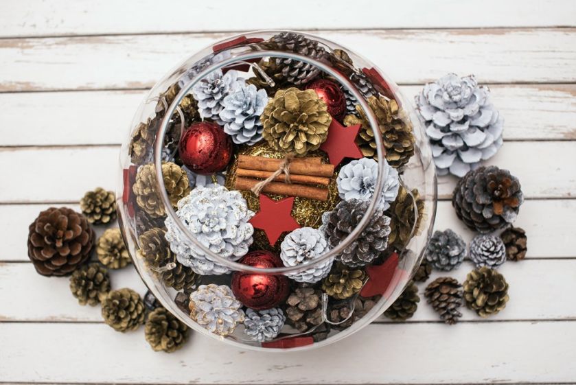 ozdoby świąteczne w wazonie