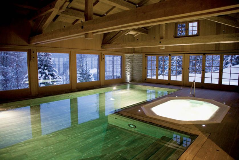 Luksus stworzony z najprostszych materiałów: drewna i łupku.