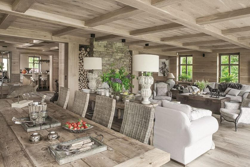 drewniane belki sufitowe i kamienna ściana w jadalni