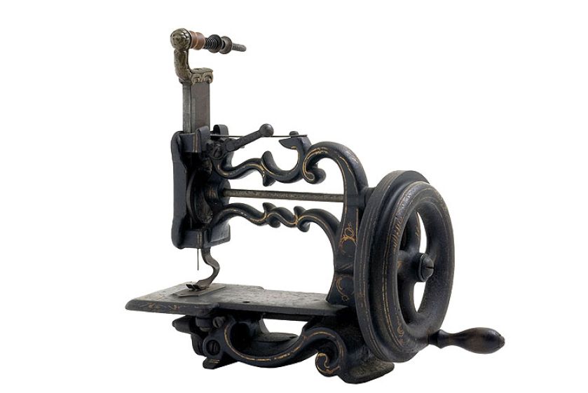 Historia wynalezienia maszyny do szycia z seksem w tle.