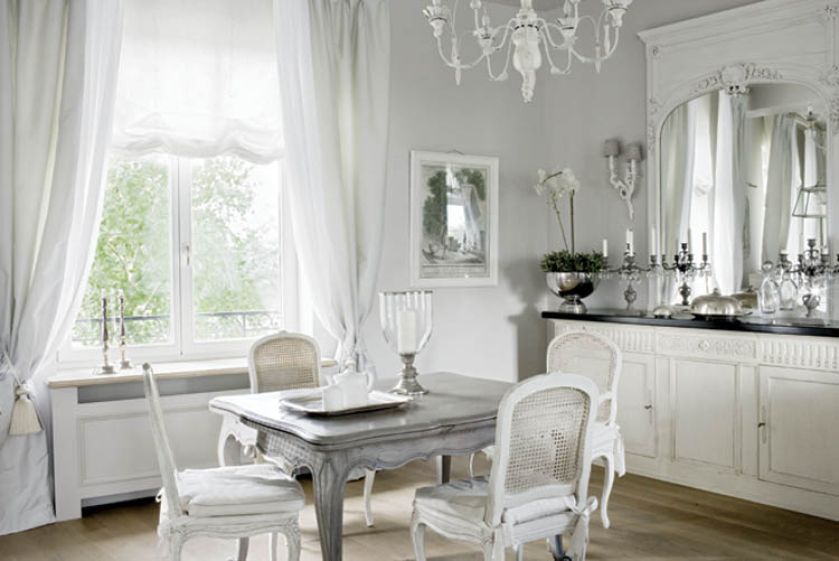 Jasne barwy są ponadczasowe, klasyczne, ale czysta biel bardzo się wybija, może drażnić, dlatego warto ją przełamać.