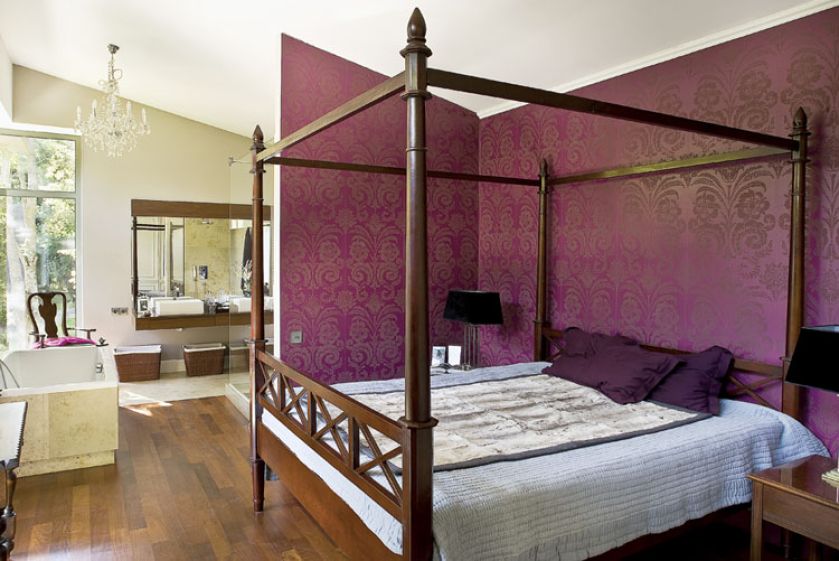 Jest otwarta na łazienkę. Pracownia w modernistycznym domu