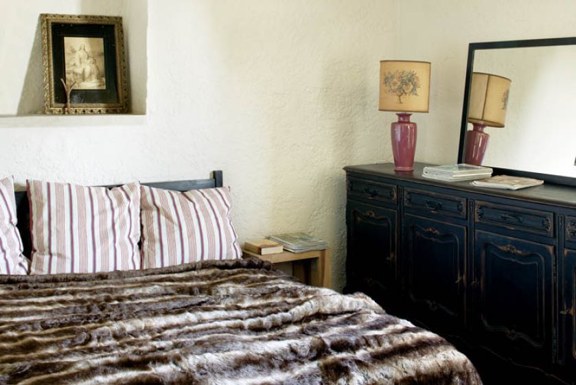 Kiedy piasek na ścianie zaczął się sypać trzeba było go poprawiać. Upragniony kolor Basia uzyskała dzięki pigmentom.