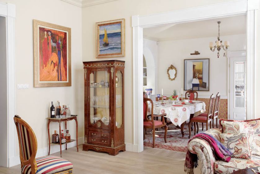 Klasyczne meble w starym domu z odważnymi kolorami.