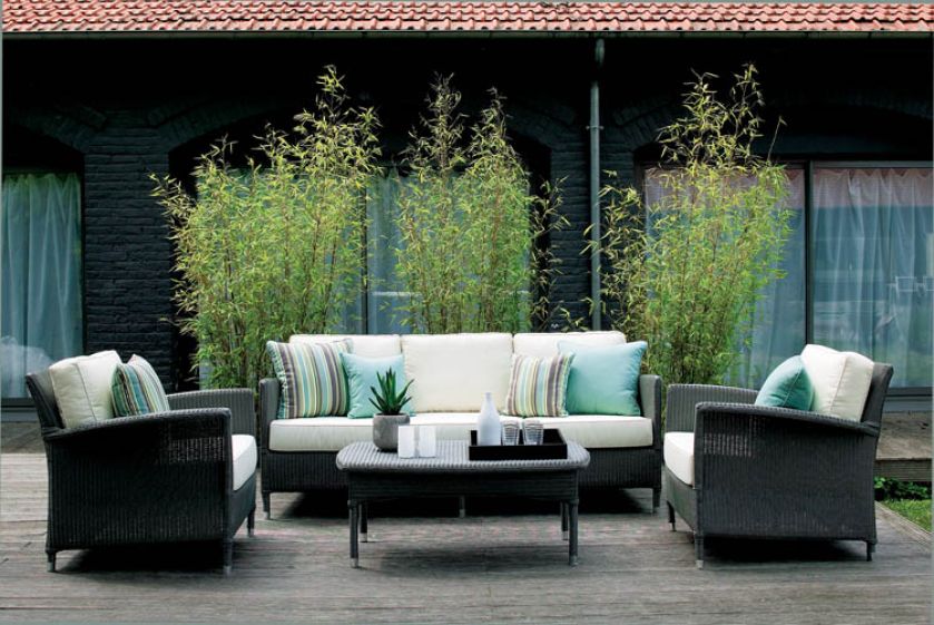 Kolekcja Deauville - meble zrobiono z włókna loom. Za sofę zapłacimy 9652 zł, cena fotela - 4472 zł, stolika