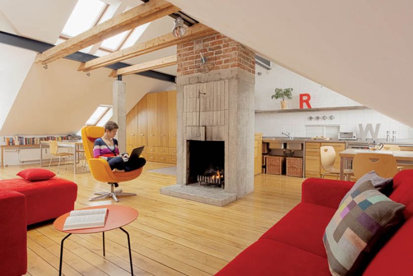 Komink z betonu i cegły. Poddasze z dodatkiem czerwieni