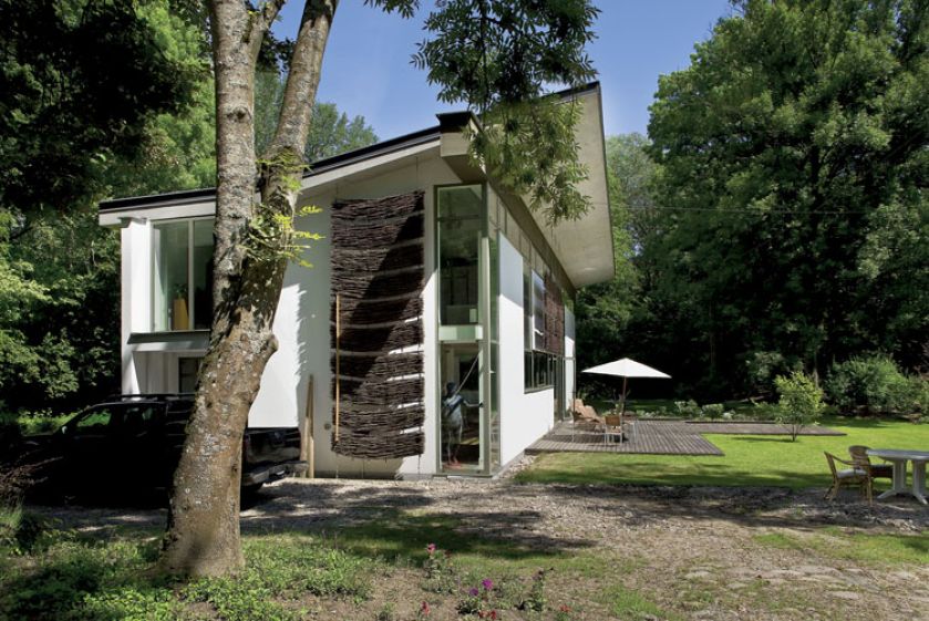 Modernistyczny dom z dekoracjami z faszyny.