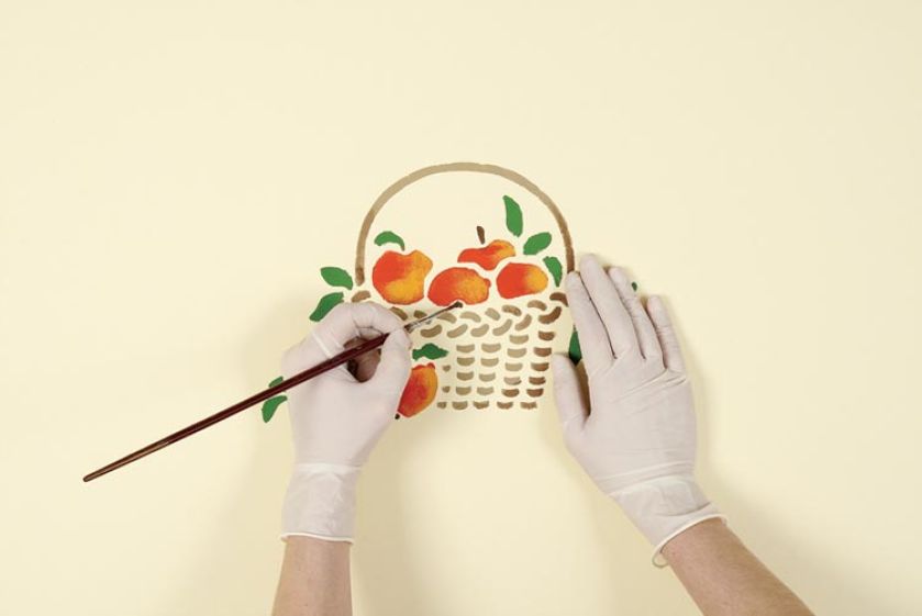 Na końcu cieniujemy wzór pędzelkiem.