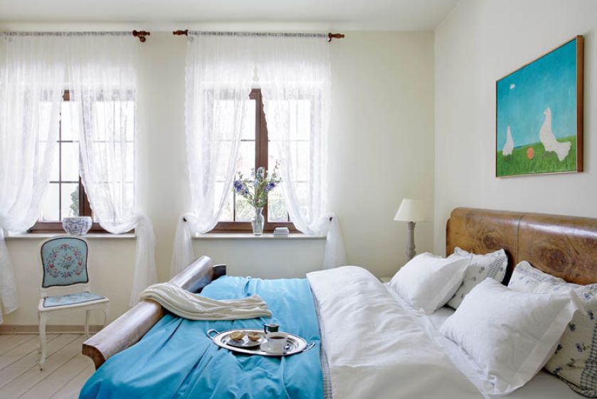 Na łóżku w sypialni leży lazurowa narzuta - to z tęsknoty za lazurem wody.