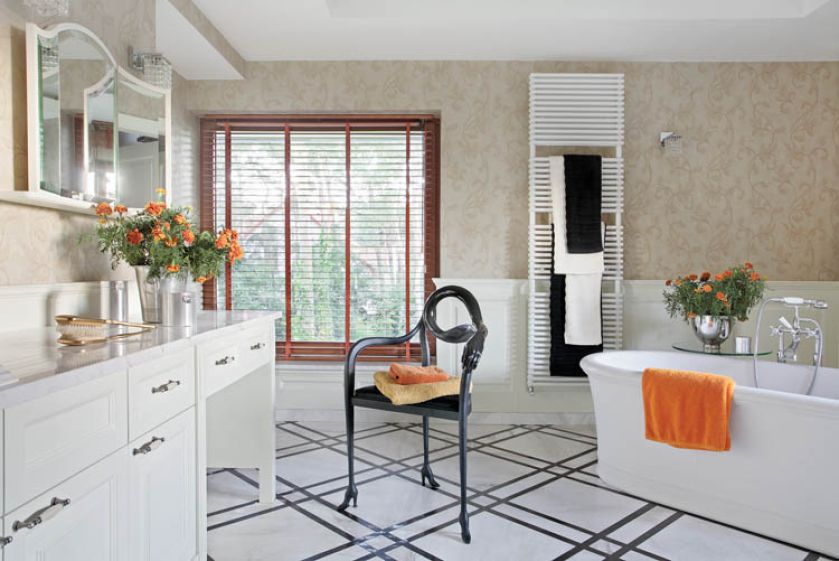 Na podłodze w łazience zastosowano trawertyn - to bardzo miękki kamień, który szybko się wyciera.