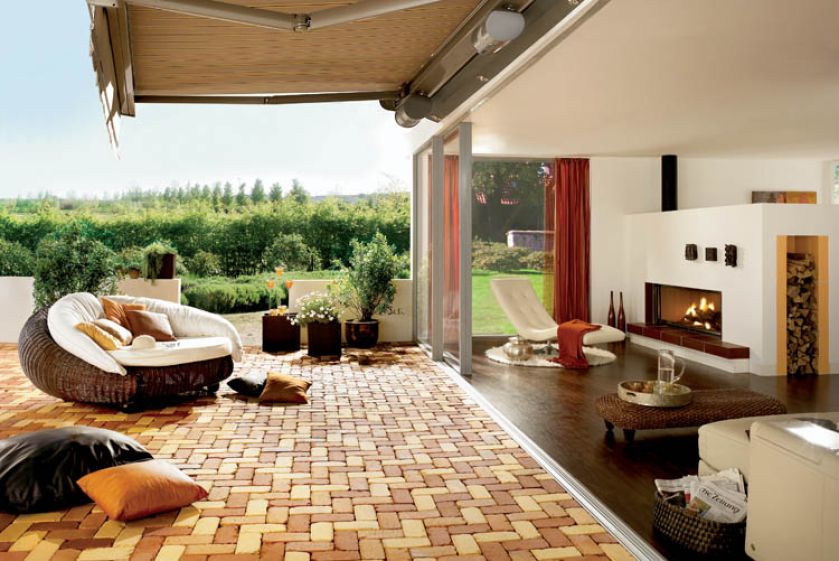 Na posadzce bruk klinkierowy Bastei. Cena - 83 centy za jedną kostkę. CRH KLINKIER