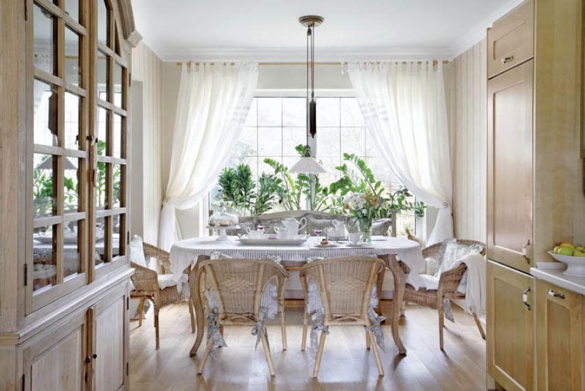 Najpierw powstał parter z salonikiem kominkowym, kuchnią i jadalnią.