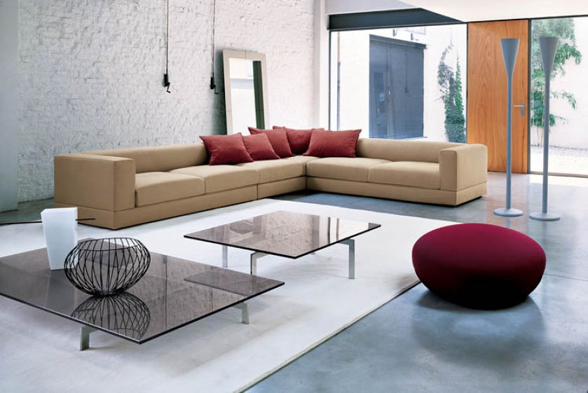 Narożnik Cove i niskie stoliki Amble zaprojektował Mauro Lipparini. BONALDO