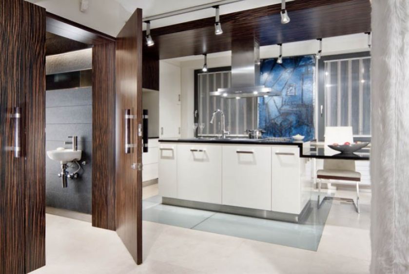 Nawet w kuchni nie mogło zabraknąć dobrego malarstwa. Możemy tu podziwiać obraz Jacka Sienickiego.