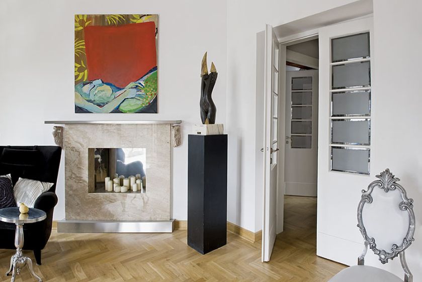 Obok rzeźba Jacka Zwoniarskiego. Mieszkanie dobrze ułożone