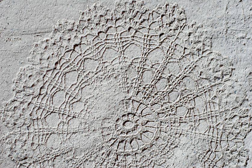 Odciśnięta koronka na kaflu - najpopularniejszy wzór Krystyny Kszuby-Wacławek.