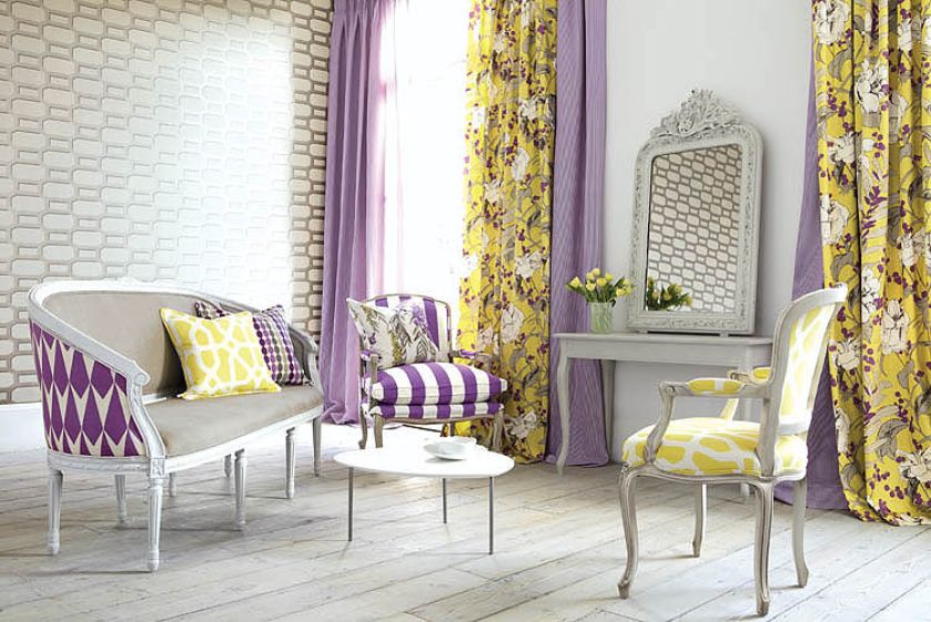 Pałac w nowoczesnej oprawie. Kolekcja Fougere (zasłony, poduszki, foteliki, kanapa), ceny – od 232 do 305 zł za metr.