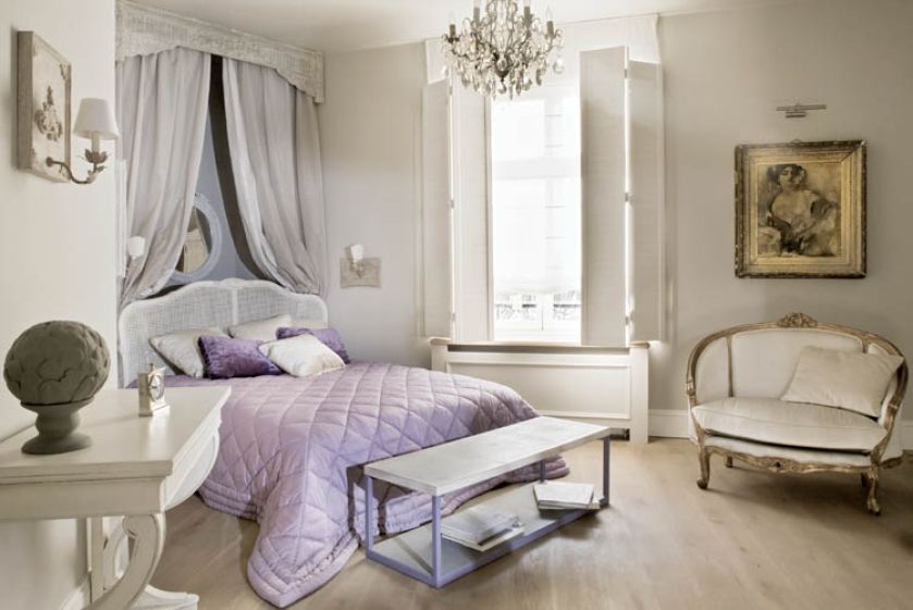 Poczenie elementów siermiężnych z pałacowymi.