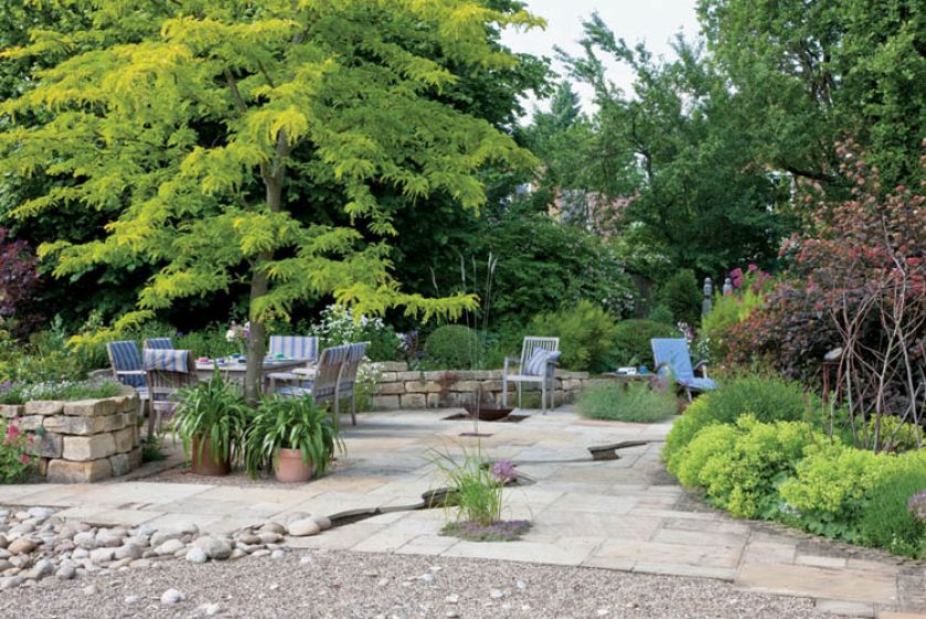 Przeważające w ogrodzie odcienie żółci i zieleni wprowadzają słoneczną, wakacyjną atmosferę.