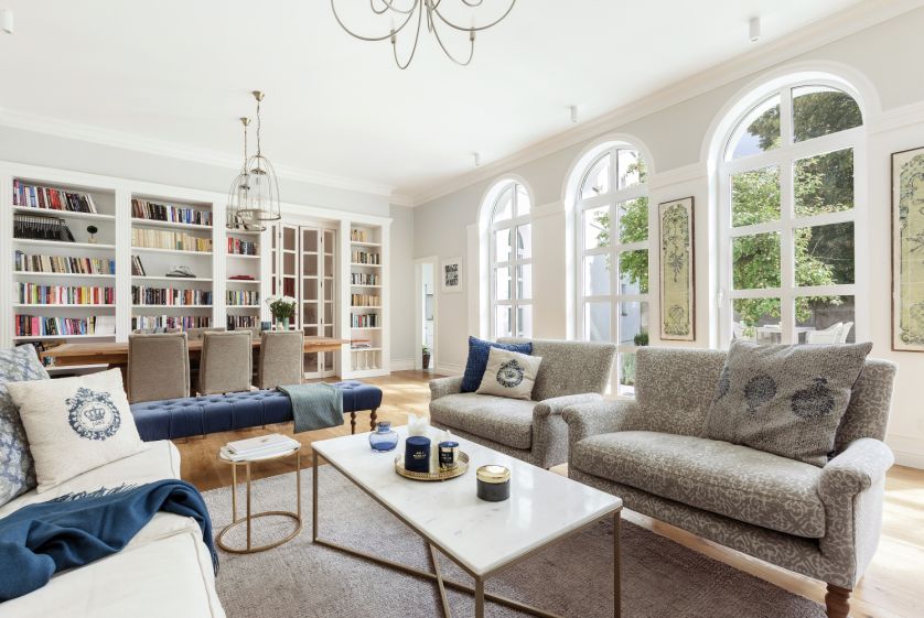 Eleganckie, klasyczne wnętrza urządzono w niezwykłym domu w Szczecinie. Przypomina włoskie palazzo, tylko w bardziej