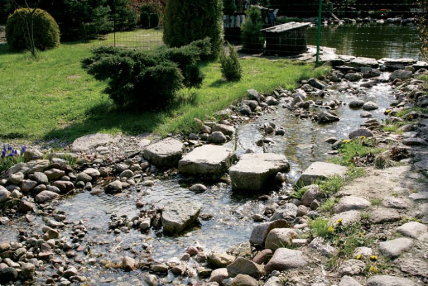 Strumień wygląda jak naturalny, ale jest dziełem rąk ludzkich. Woda krąży tu w obiegu zamkniętym - tłoczy ją do