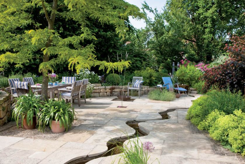 Strumyk, który doprowadza wodę do stawu.