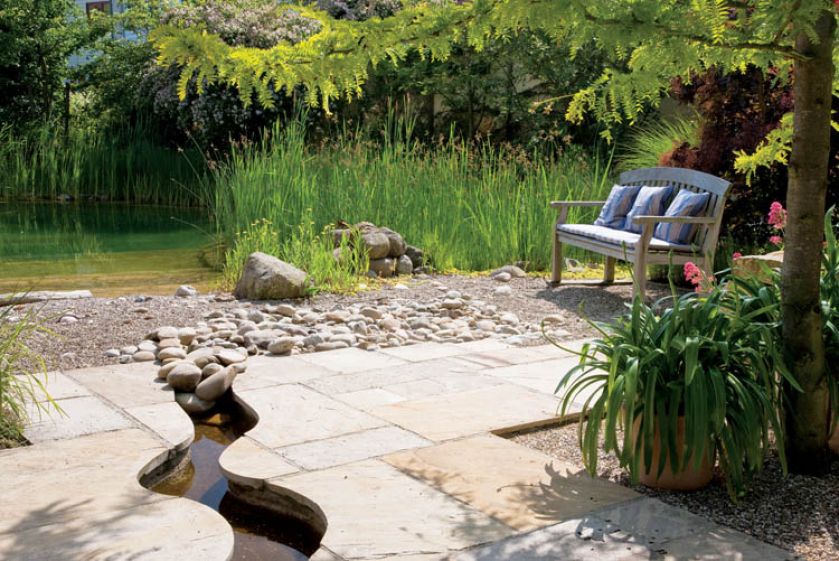 Strumyk, który doprowadza wodę do stawu.