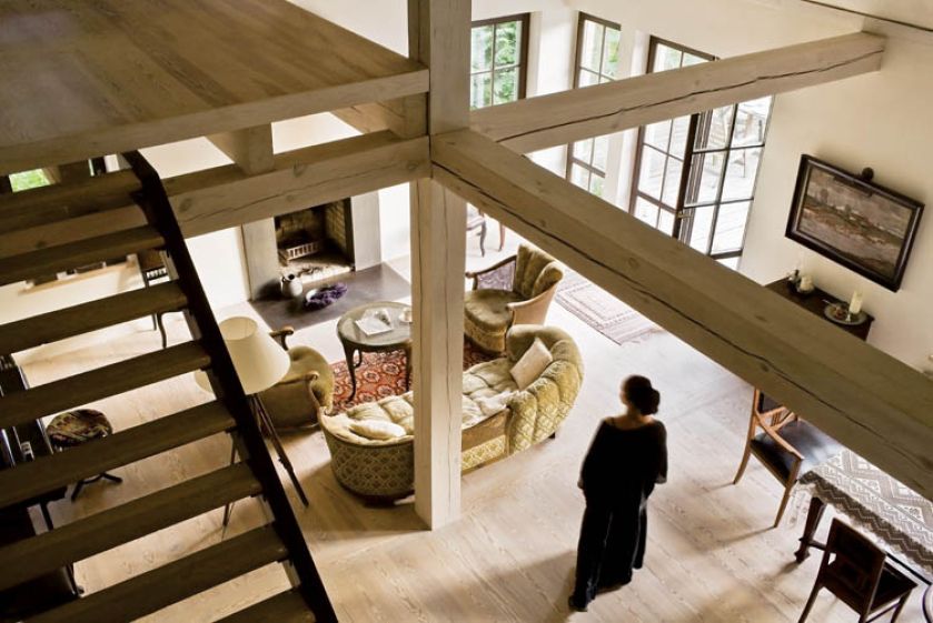 Światło, przestrzeń i drewno w roli głównej. Do tego ręcznie lepiona cegła i parę mebli.