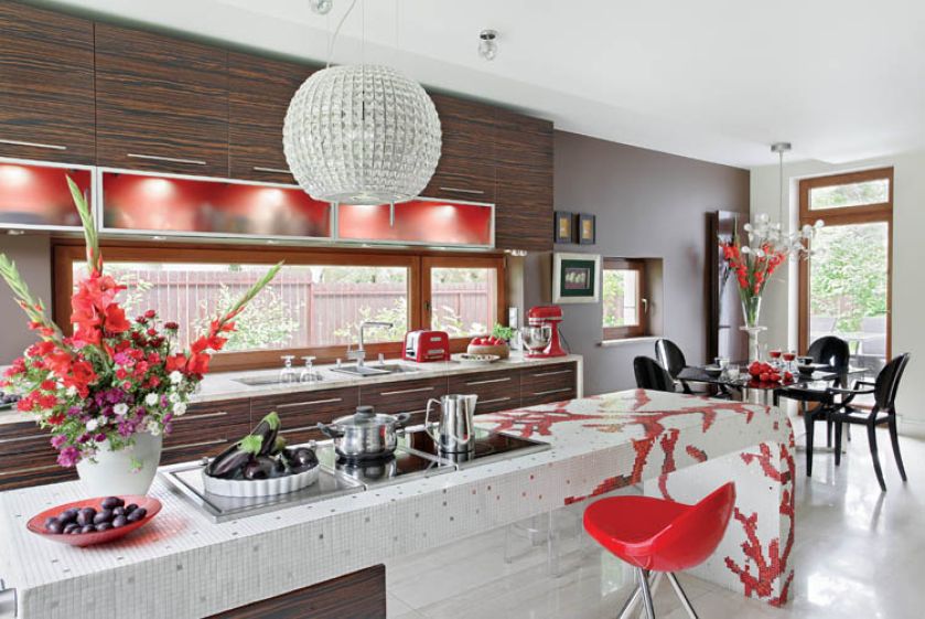 Szafki fornirowane hebanem makasar zaprojektowała Iwona Pawelec ze Studia Inspiro.