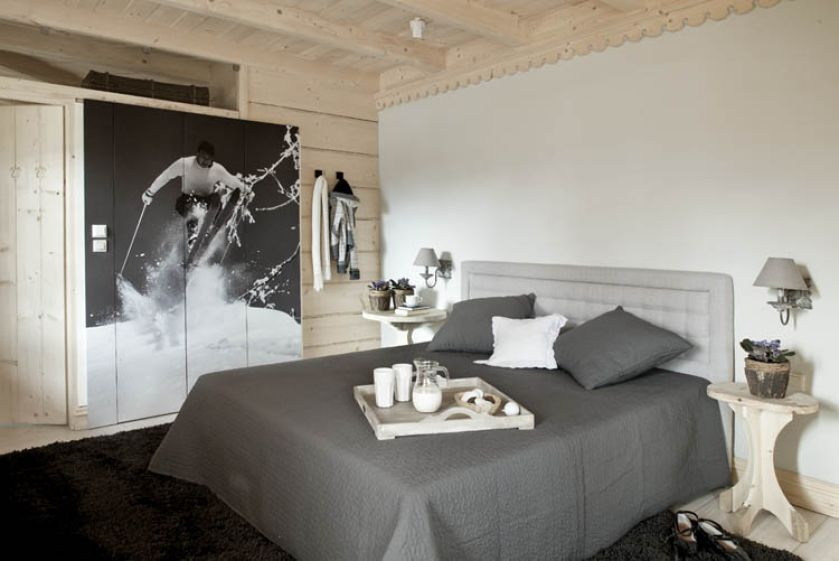 Tak naprawdę Miodula nie jest pensjonatem, tylko boutikowym hotelikiem. Na ścianie fototapeta od Klimka i Klusia.