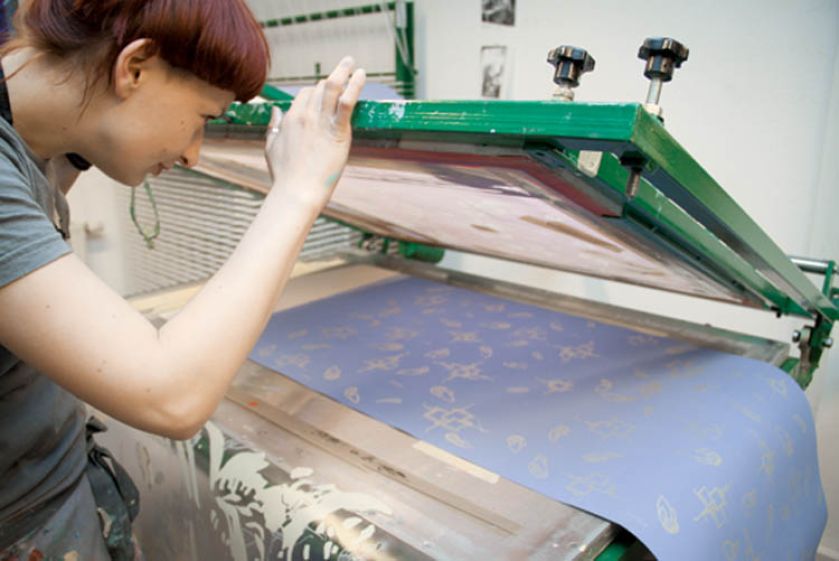 Tapety i tkaniny z pięknymi, zaskakującymi wzorami.