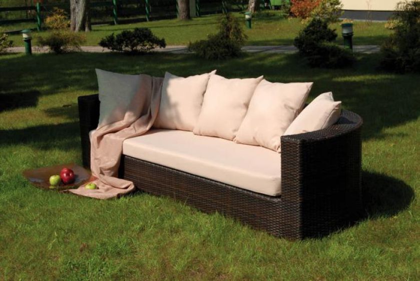 Trzyosobowa sofa z odpornego na promienie słoneczne techno-rattanu w kolorze wenge. DAJAR