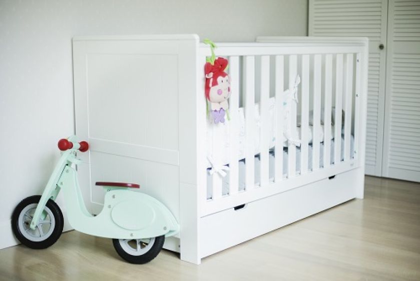 Biel mebli w pokoju dziecka przełamią pastelowe dodatki i zabawki.