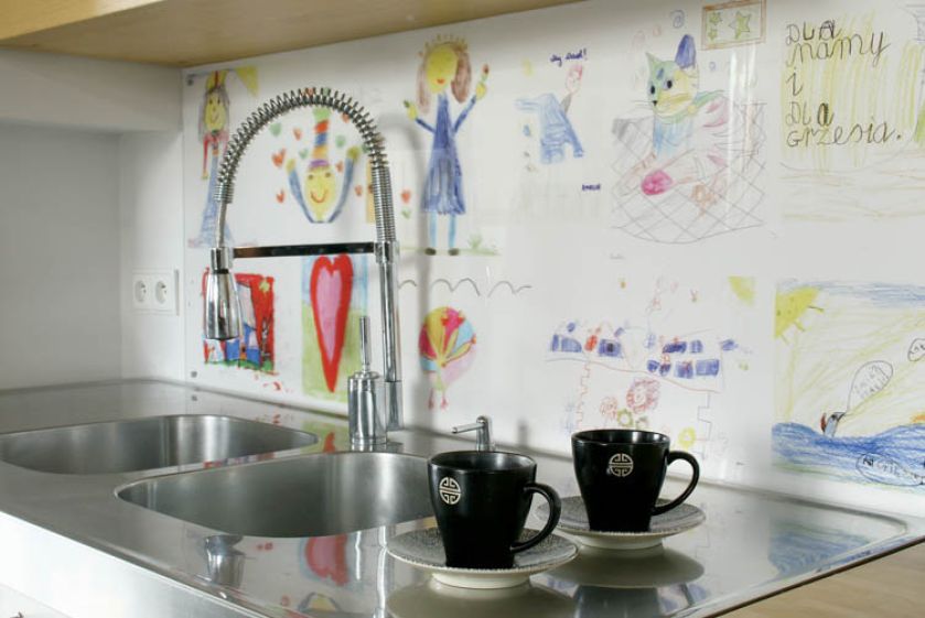 W kuchni podziwiać można tapetę z dziecięcych rysunków.