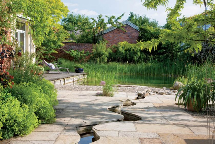 W piaskowcu wykuto romantycznie wijący się strumyk.