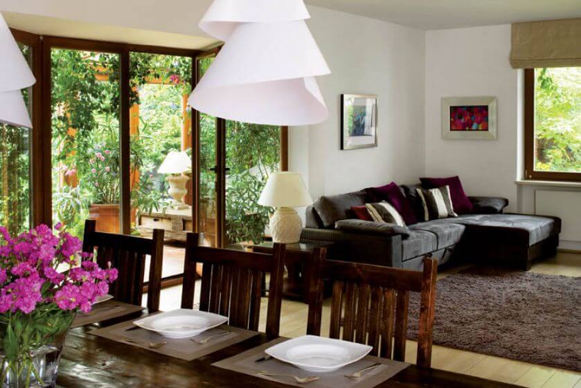 W salonie trzy w jednym: biblioteka, jadalnia i kącik telewizyjny.