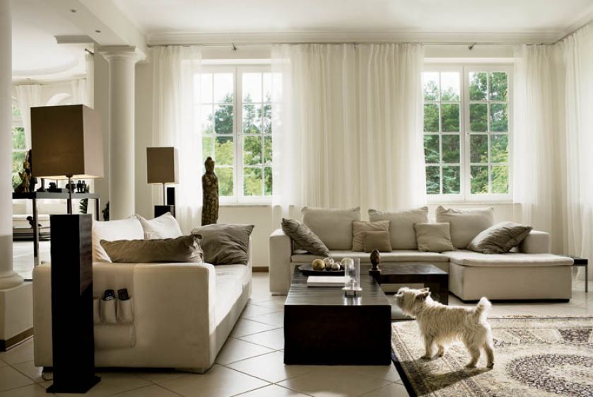 W salonie znalazlo się miejsce na trofea z podróży, głównie rzeźby - z Indii, Nepalu, Seszeli.