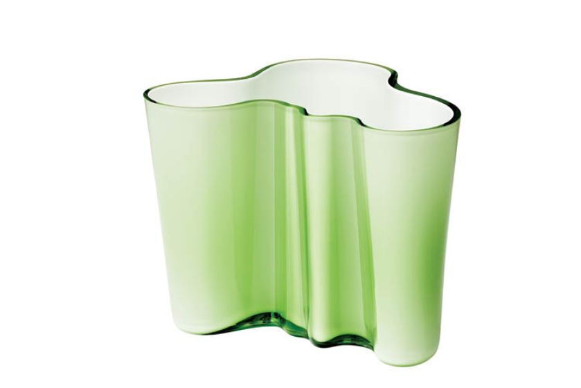 Wazon marki littala, projektu słynnego fińskiego architekta Alvara Aalto, można kupić w różnych kolorach. MODERNFORM