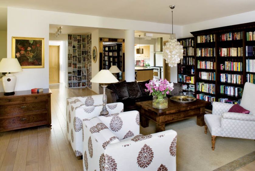 Wszystkie fotele dostały nowe, jasne szaty z Design Point. Dzięki nim przy masywnym stoliku wyglądają lekko.