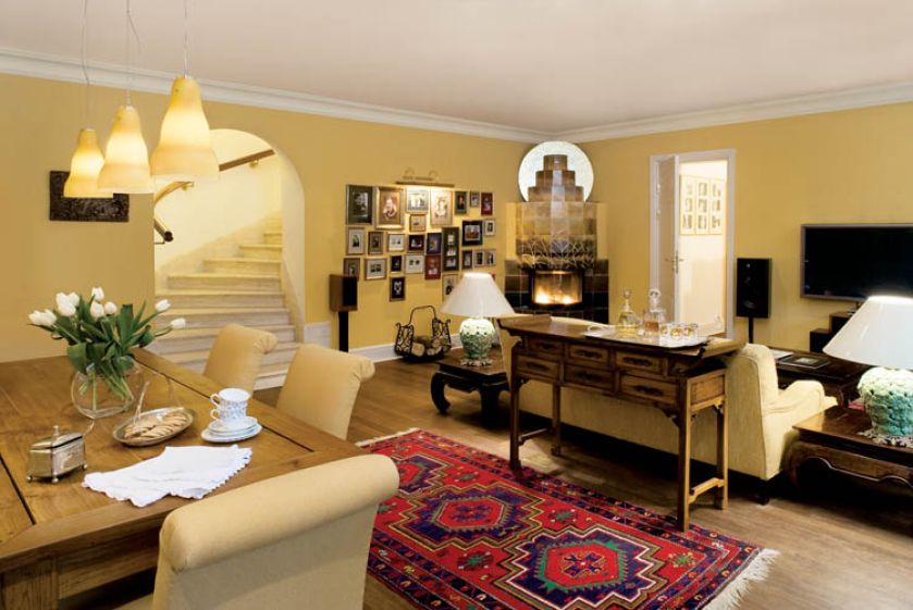 Wszystkie meble w tym pokoju pochodzą z egzotycznej wyspy Bali. Kominek zaprojektował Wojciech Bersz, znany ceramik.