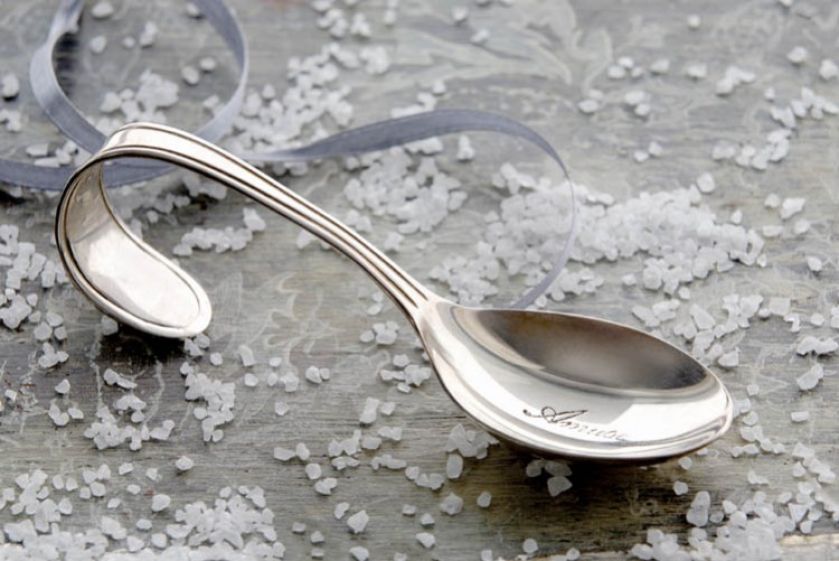 Zabawne wygięcie sprawia, że wygląda intrygująco i wygodnie ją odłożyć lub odwiesić. Łyżka do przekąsek. FRYDERYK