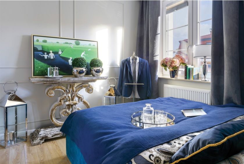 Ciemna kolorystyka sypialni przełamuje blichtr glamour.