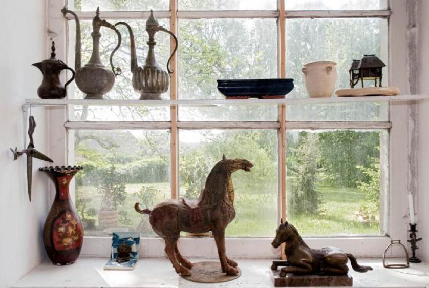 Artysta wykorzystał przestrzeń wnęki okiennej na potrzeby kolekcji.