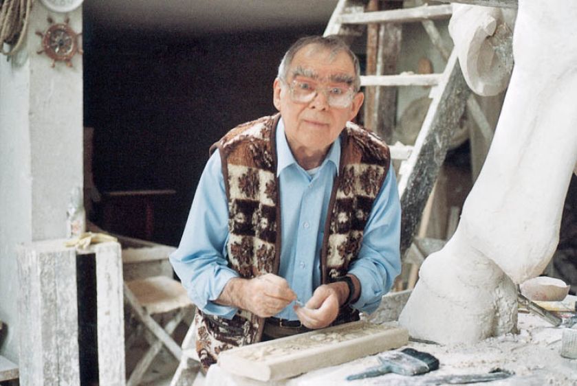 Artysta zwykle zaczyna pracę od zrobienia małych szkiców w glinie i gipsie.