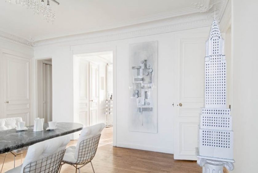 Biała jest również zabawna lampa, model Chrysler State Bulding, z kartonu.