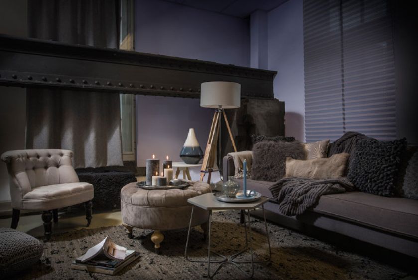 Bogactwo odcieni tego koloru - od srebrzystych, przez gołębie, po grafitowe - daje wiele możliwości zarówno łączenia ich ze