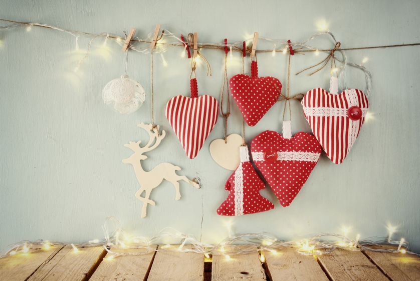 Do dekoracji okiennych warto wykorzystać lampki.