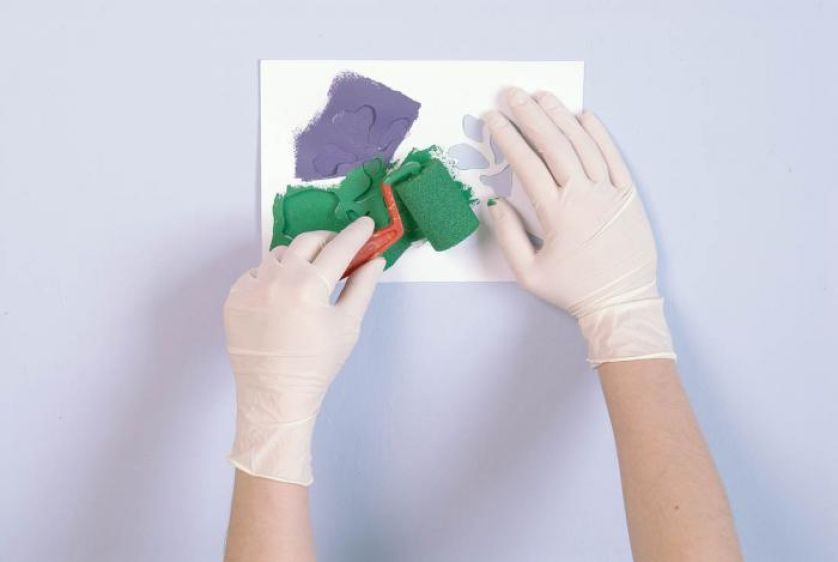 Do wypełnienia wzoru kolorem nadaje się mały waleczek malarski.